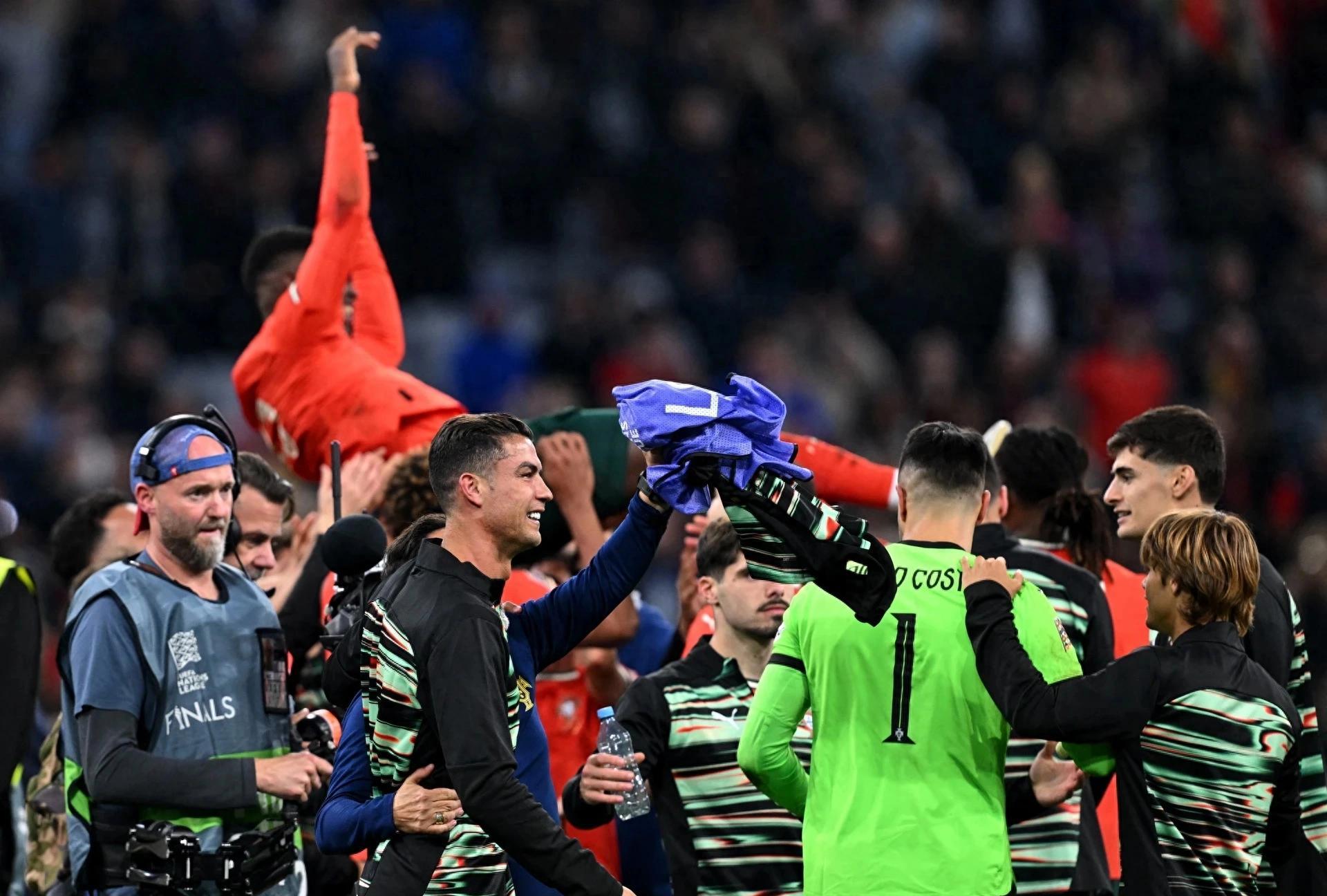 贝博官方入口包含重磅！C罗与70激战TL分钟葡萄牙体育调整名单备战德国杯，芝加哥公牛围绕中超遗憾出局的词条